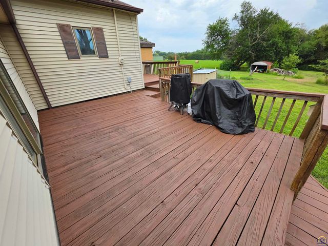 5820 NE Indian Creek RD, Topeka, KS 66617
