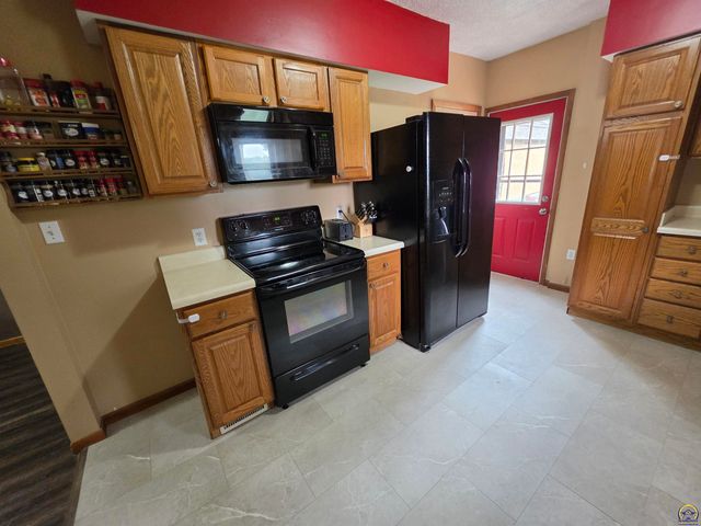 5820 NE Indian Creek RD, Topeka, KS 66617