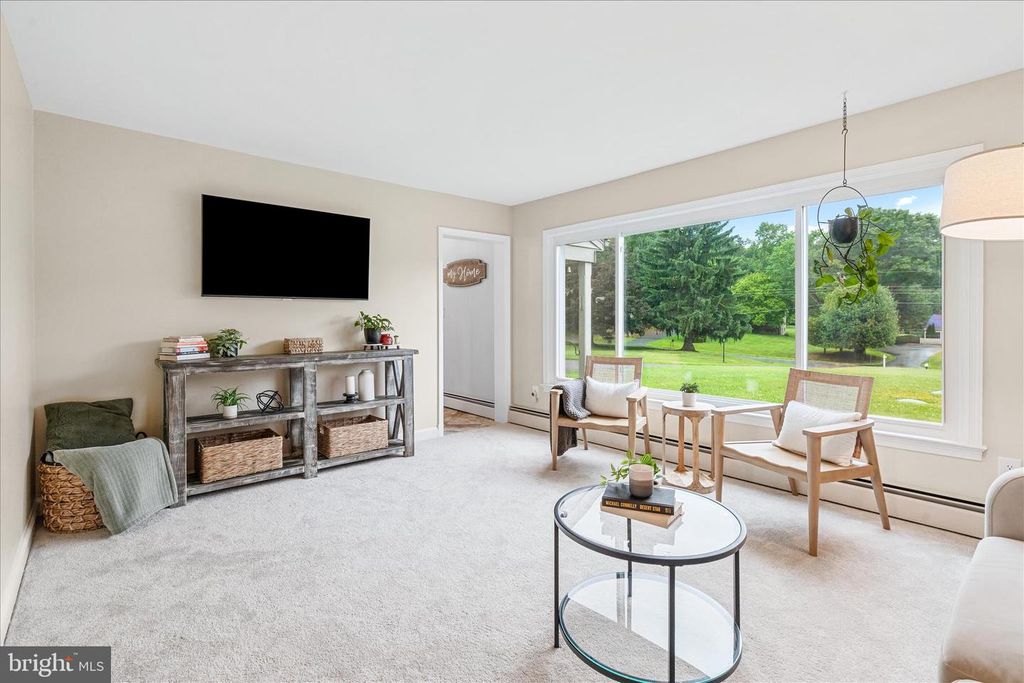Image 3 of property listing at 26508 AIKEN DR, Clarksburg, MD 20871