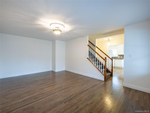 21 Marwood Road N Right Side, Port Washington, NY 11050