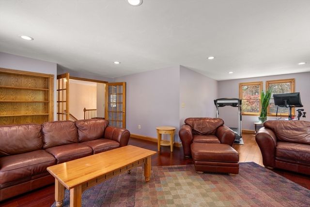 12 Mooreland Dr, Uxbridge, MA 01569