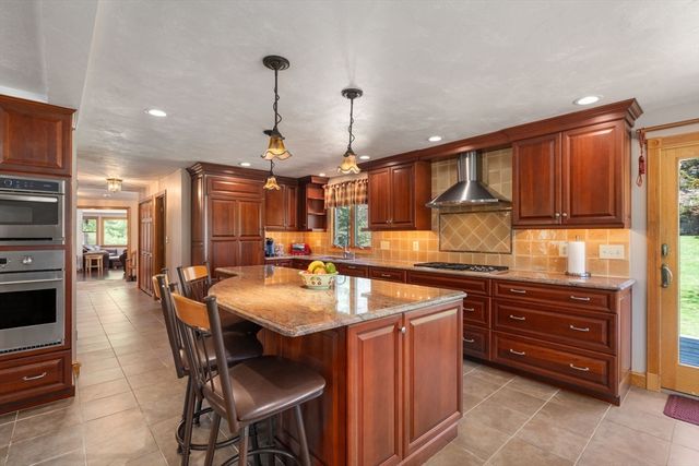 12 Mooreland Dr, Uxbridge, MA 01569