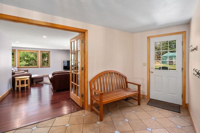 12 Mooreland Dr, Uxbridge, MA 01569