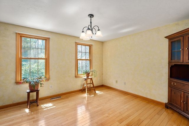 12 Mooreland Dr, Uxbridge, MA 01569