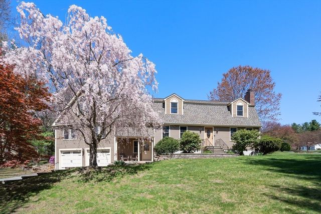 12 Mooreland Dr, Uxbridge, MA 01569