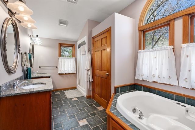 12 Mooreland Dr, Uxbridge, MA 01569
