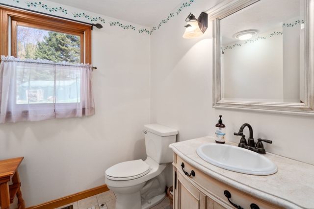 12 Mooreland Dr, Uxbridge, MA 01569