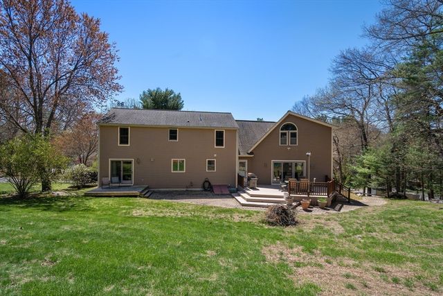12 Mooreland Dr, Uxbridge, MA 01569