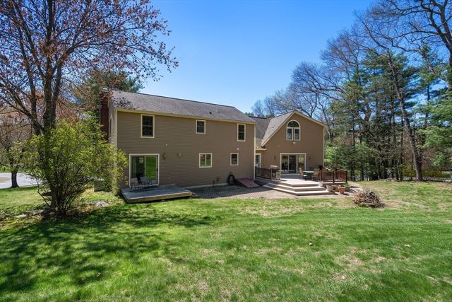 12 Mooreland Dr, Uxbridge, MA 01569