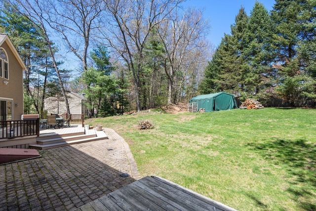 12 Mooreland Dr, Uxbridge, MA 01569