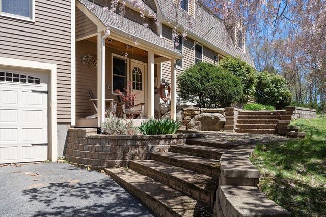 12 Mooreland Dr, Uxbridge, MA 01569