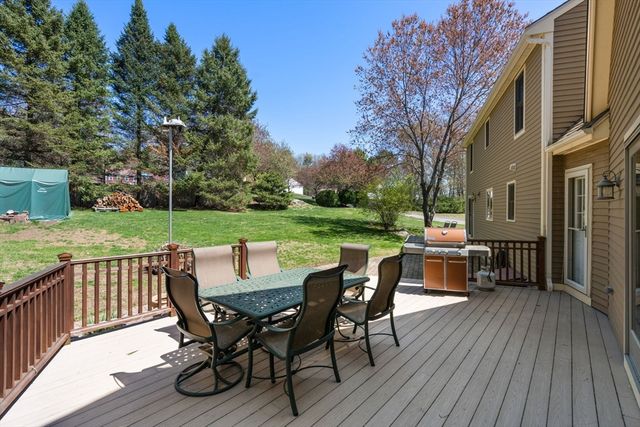 12 Mooreland Dr, Uxbridge, MA 01569
