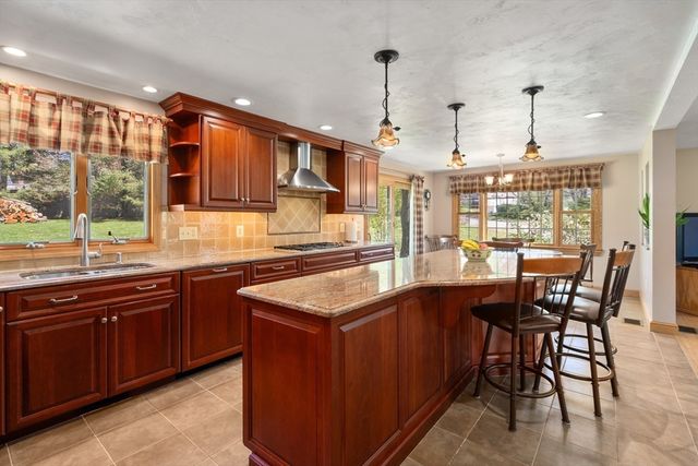 12 Mooreland Dr, Uxbridge, MA 01569