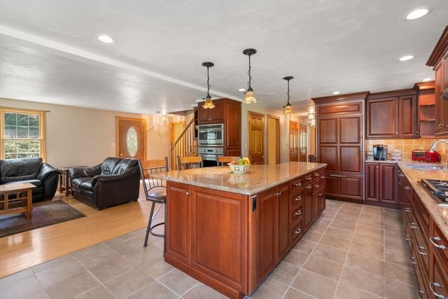 12 Mooreland Dr, Uxbridge, MA 01569