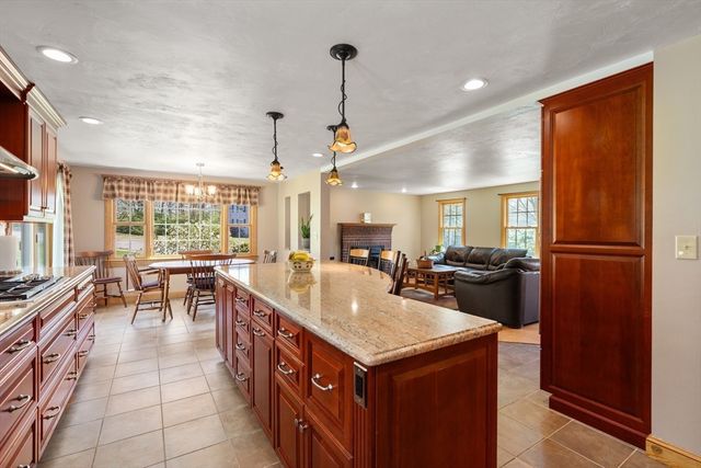 12 Mooreland Dr, Uxbridge, MA 01569