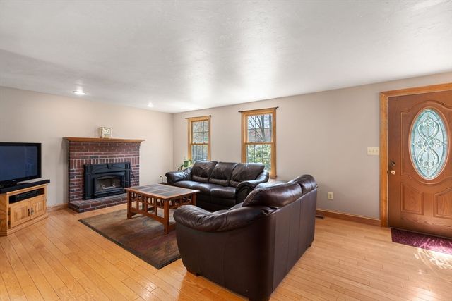 12 Mooreland Dr, Uxbridge, MA 01569
