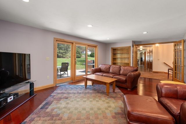 12 Mooreland Dr, Uxbridge, MA 01569