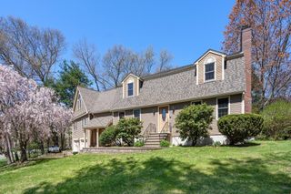 12 Mooreland Dr, Uxbridge, MA 01569