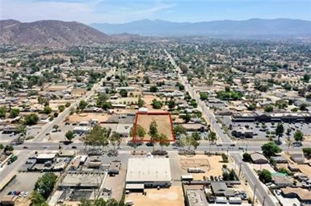 866 6th Street, Norco, CA 92860