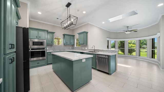 118 Hillsborough Drive W, Montgomery, TX 77356