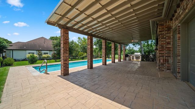 118 Hillsborough Drive W, Montgomery, TX 77356