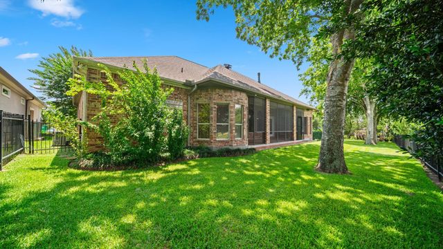 118 Hillsborough Drive W, Montgomery, TX 77356