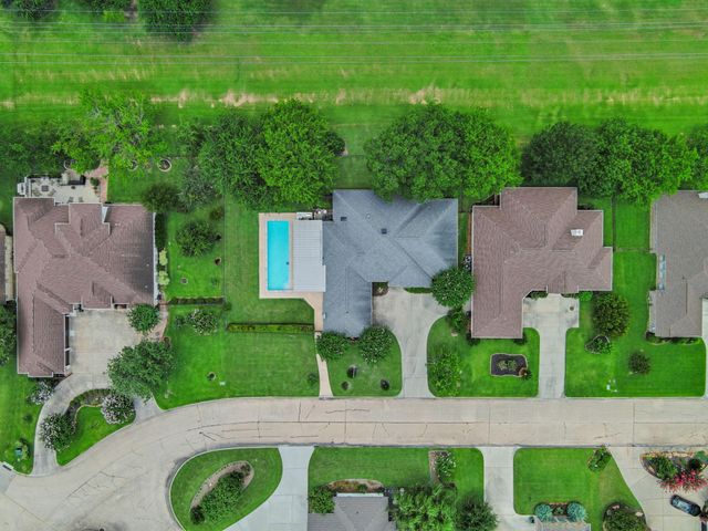 118 Hillsborough Drive W, Montgomery, TX 77356