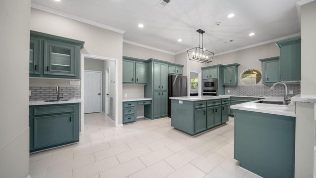 118 Hillsborough Drive W, Montgomery, TX 77356