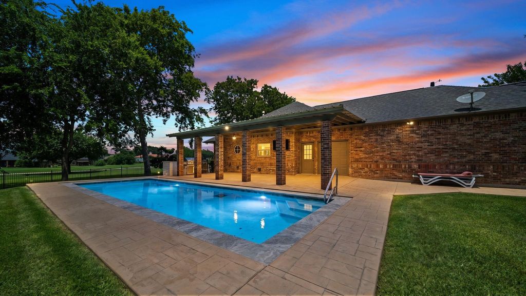 118 Hillsborough Drive W, Montgomery, TX 77356