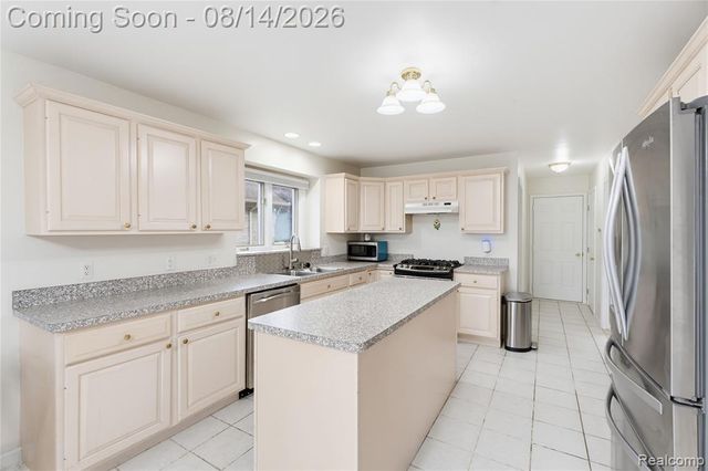 48353 Jefferson Drive, Macomb, MI 48044