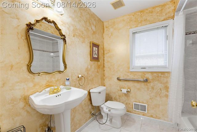 48353 Jefferson Drive, Macomb, MI 48044