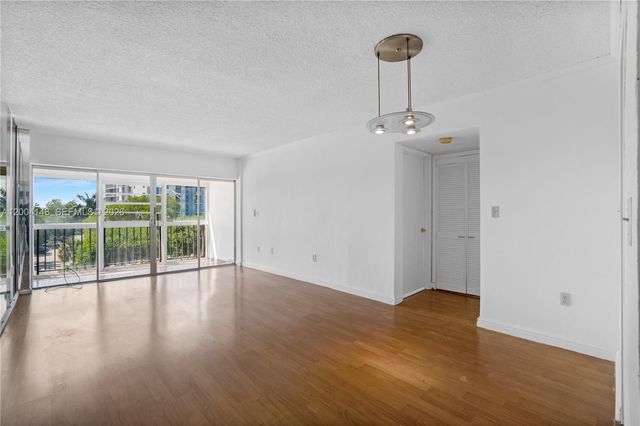 8775 Park Blvd 406, Miami, FL 33172