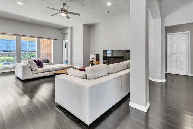2719 Falcon Trail, Grand Prairie, TX 75052