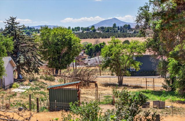 1228 NE Brown Drive, Madras, OR 97741