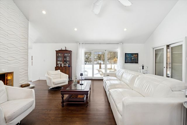 7940 Wolf Road, Burr Ridge, IL 60527