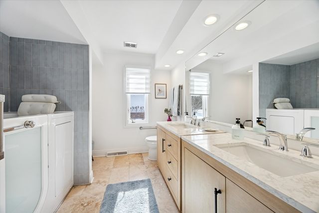 7940 Wolf Road, Burr Ridge, IL 60527