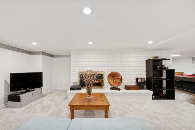 7940 Wolf Road, Burr Ridge, IL 60527