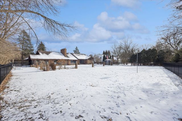 7940 Wolf Road, Burr Ridge, IL 60527