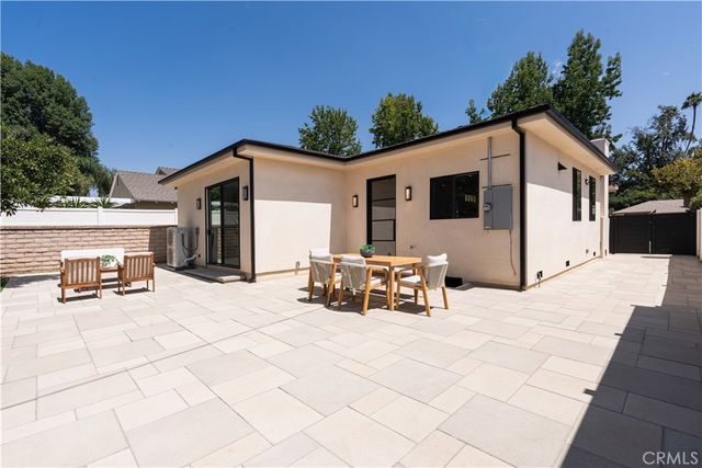 5817 Cantaloupe, Van Nuys, CA 91401