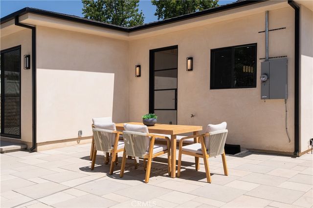 5817 Cantaloupe, Van Nuys, CA 91401