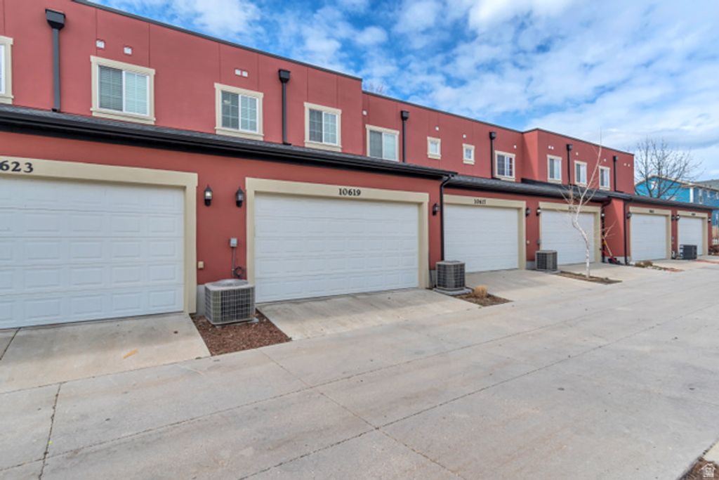 Image 2 of property listing at 10619 S OQUIRRH LAKE RD, South Jordan, UT 84009