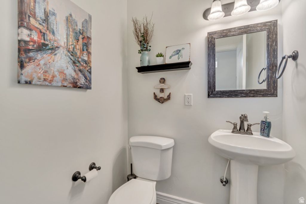 Image 11 of property listing at 10619 S OQUIRRH LAKE RD, South Jordan, UT 84009