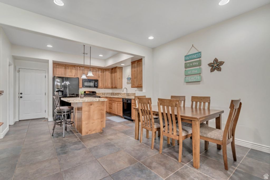 Image 7 of property listing at 10619 S OQUIRRH LAKE RD, South Jordan, UT 84009