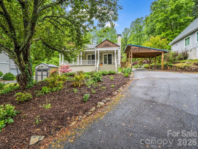 104 W Lake Avenue, Hendersonville, NC 28739