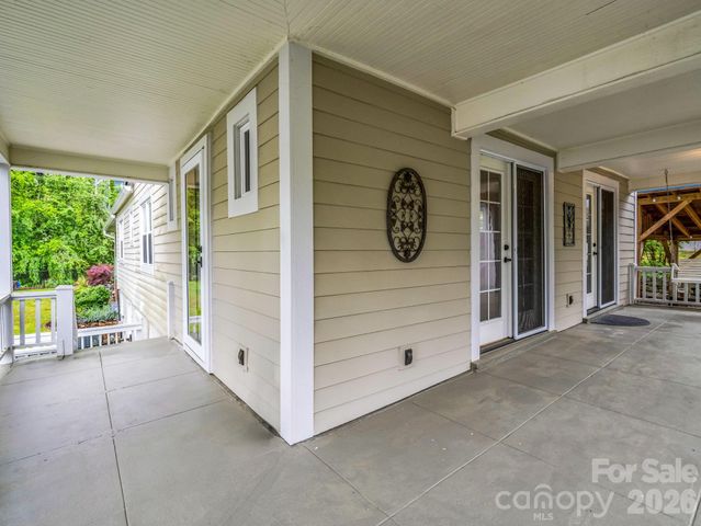 104 W Lake Avenue, Hendersonville, NC 28739