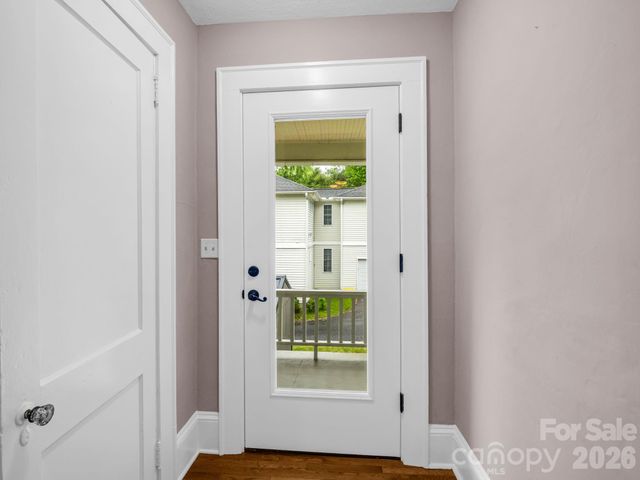 104 W Lake Avenue, Hendersonville, NC 28739