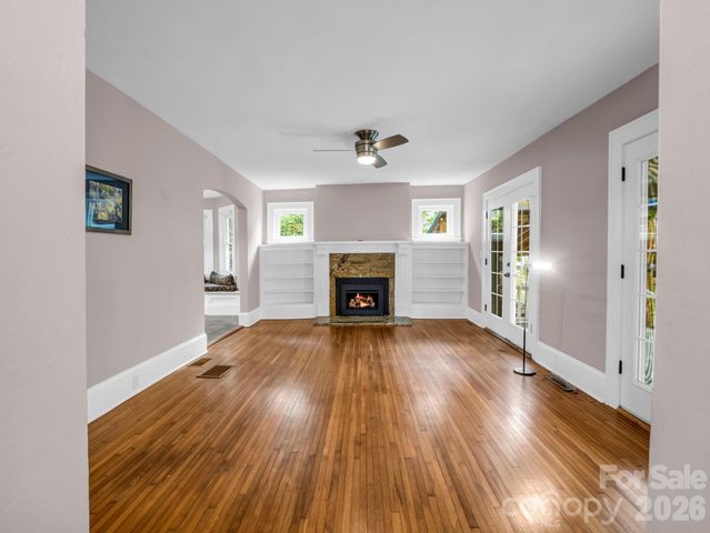 104 W Lake Avenue, Hendersonville, NC 28739