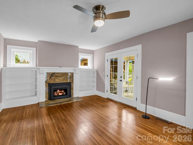 104 W Lake Avenue, Hendersonville, NC 28739