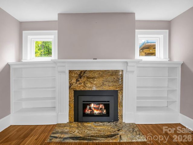 104 W Lake Avenue, Hendersonville, NC 28739