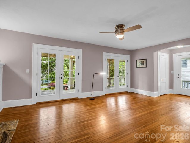 104 W Lake Avenue, Hendersonville, NC 28739